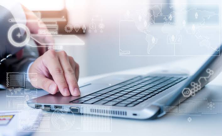 Professionnels travaillant sur un projet numérique